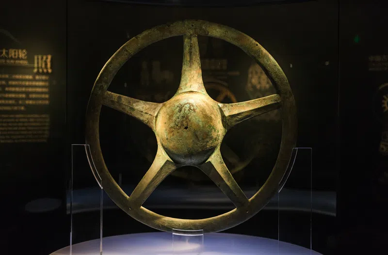 A bronze wheel with the radius of 85 centimeters discovered in Sanxingdui