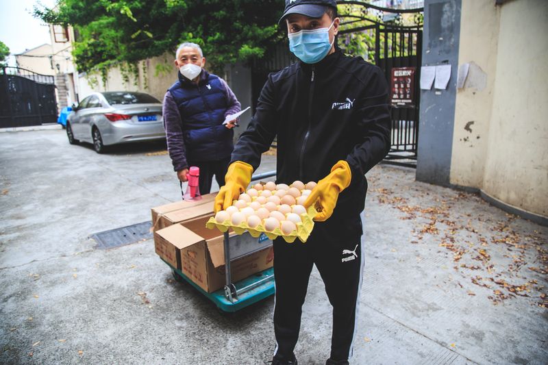 Shanghai lockdown group buying eggs