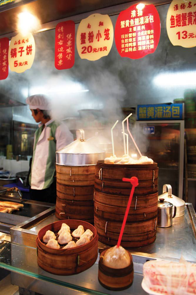 Street vendors in Kaifeng and other cities sometimes sell guantangbao with a straw for the soup