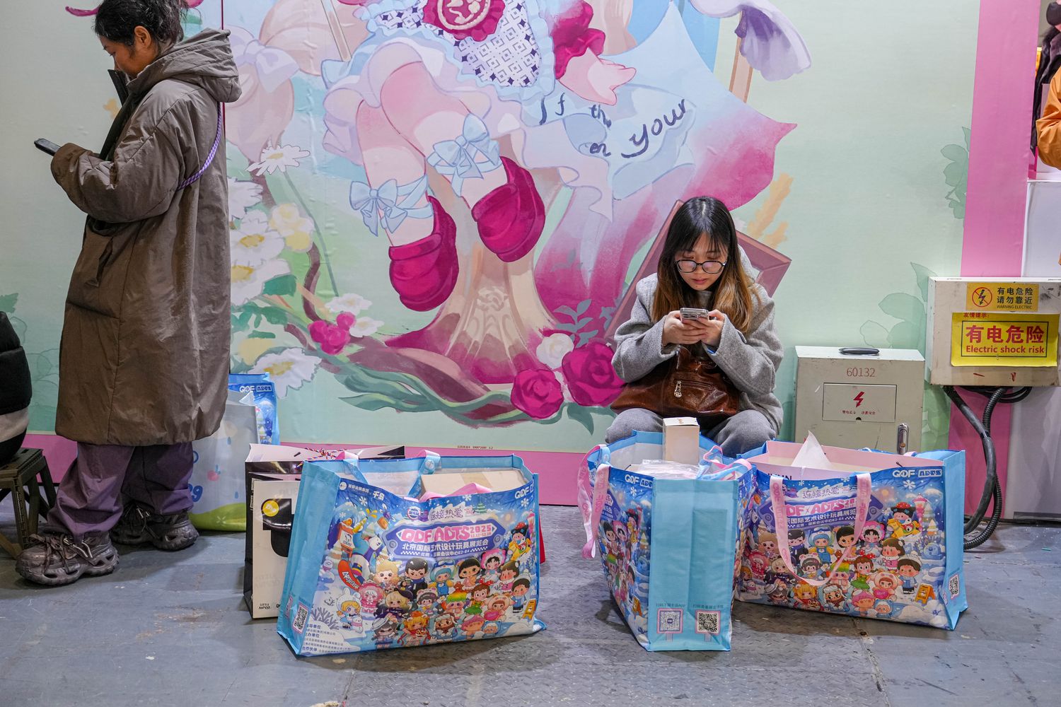 Visitors catching their breath between shopping and exploring