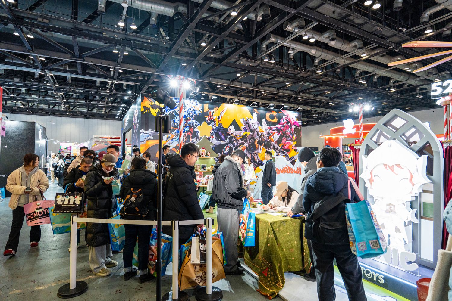 Designer Einn, creator of 52Toys’ NINNIC series, appears at the signing