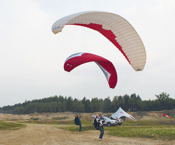 After three training courses, these students are mastering the art guiding theirchutes on the ground