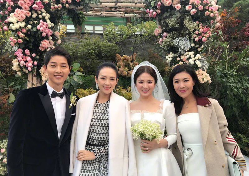 The newlyweds with actress Zhang Ziyi and president of Harper's Bazaar in China, Su Mang (Weibo)