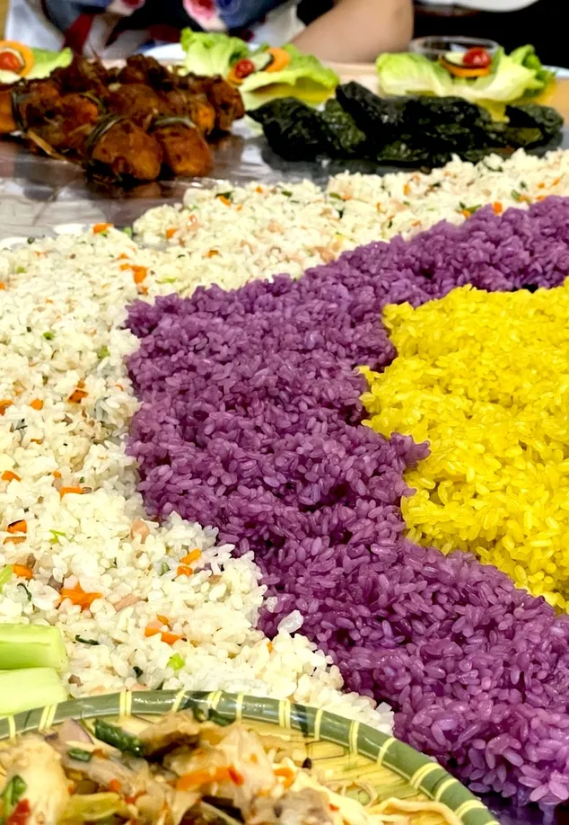 Multiple rice dishes including “purple grass” flower (紫蓝草) and “yellow rice” flower (密蒙花)