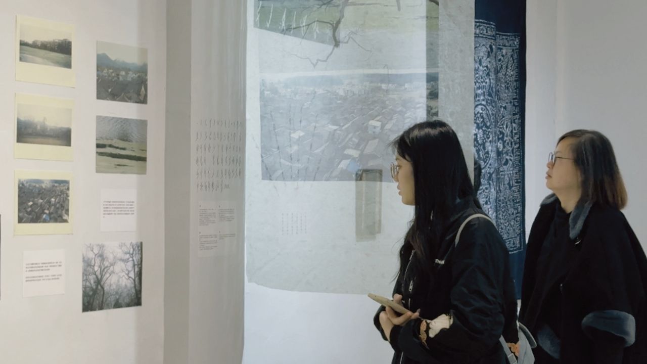 Co-created and co-curated by Chen Yulu, the exhibition “The Lingering Ripples of the Xiang River” in Xiamen showcases Nüshu’s unique role in the daily life of women in Jiangyong