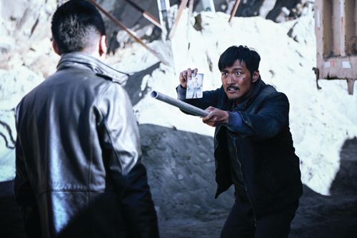 Zhang (Song Yang) confronts several thugs sent by a big mining company, sensing his son’s disappearance may have something to do with them